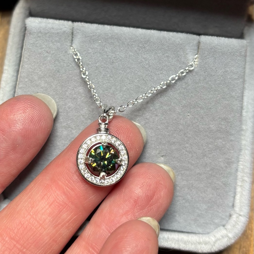 Stunning Certified 1.20CT Diamond Moissanite halo Pendant 925 Sterling Silver.